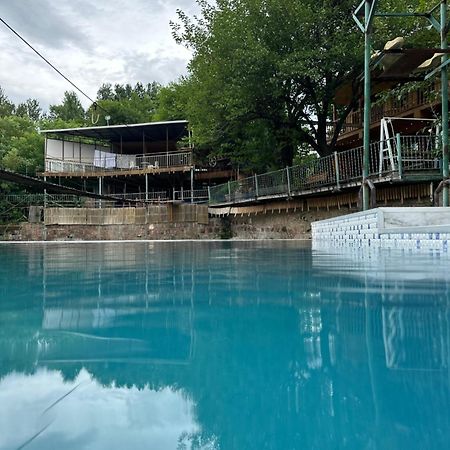 ホテル Amiran'S Lake ティビリシ エクステリア 写真
