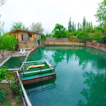 ホテル Amiran'S Lake ティビリシ エクステリア 写真