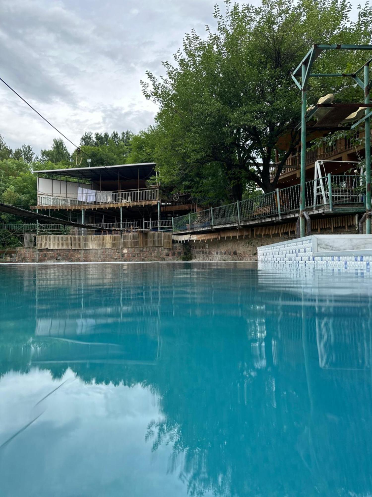 ホテル Amiran'S Lake ティビリシ エクステリア 写真