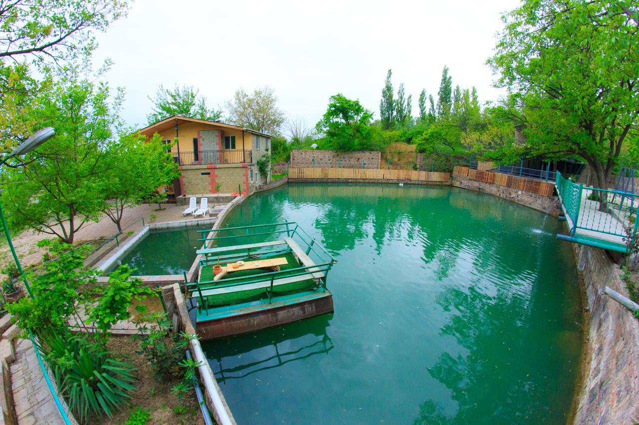 ホテル Amiran'S Lake ティビリシ エクステリア 写真