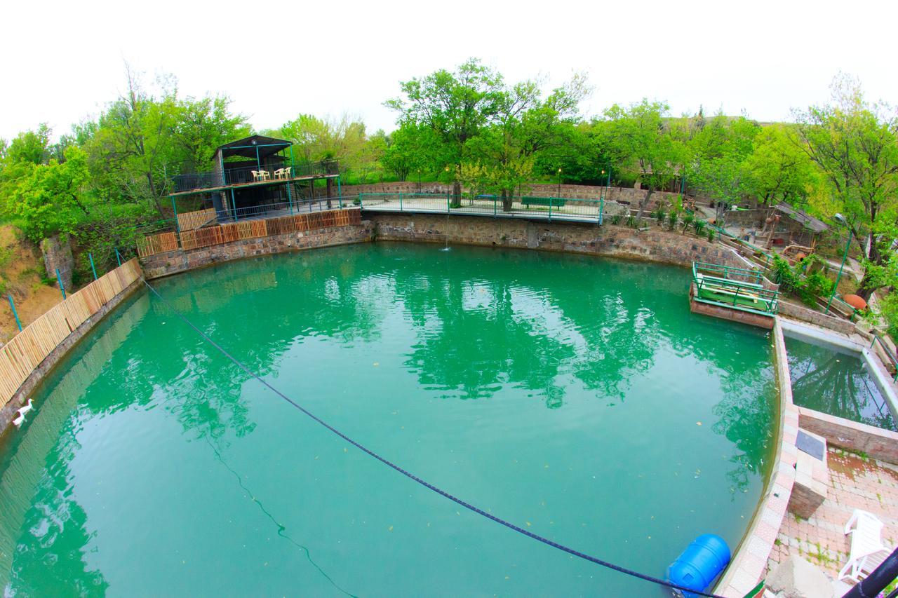 ホテル Amiran'S Lake ティビリシ エクステリア 写真