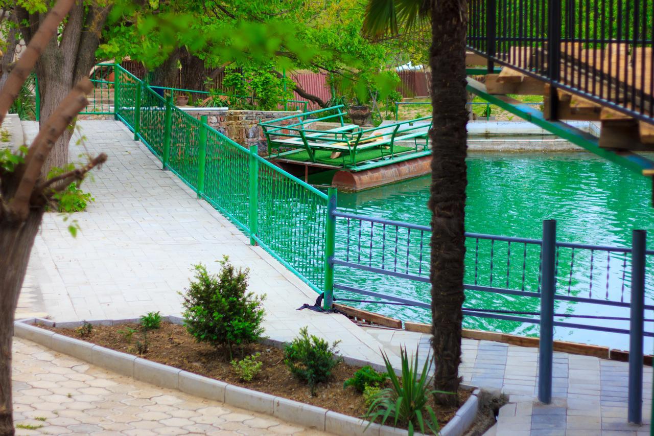 ホテル Amiran'S Lake ティビリシ エクステリア 写真