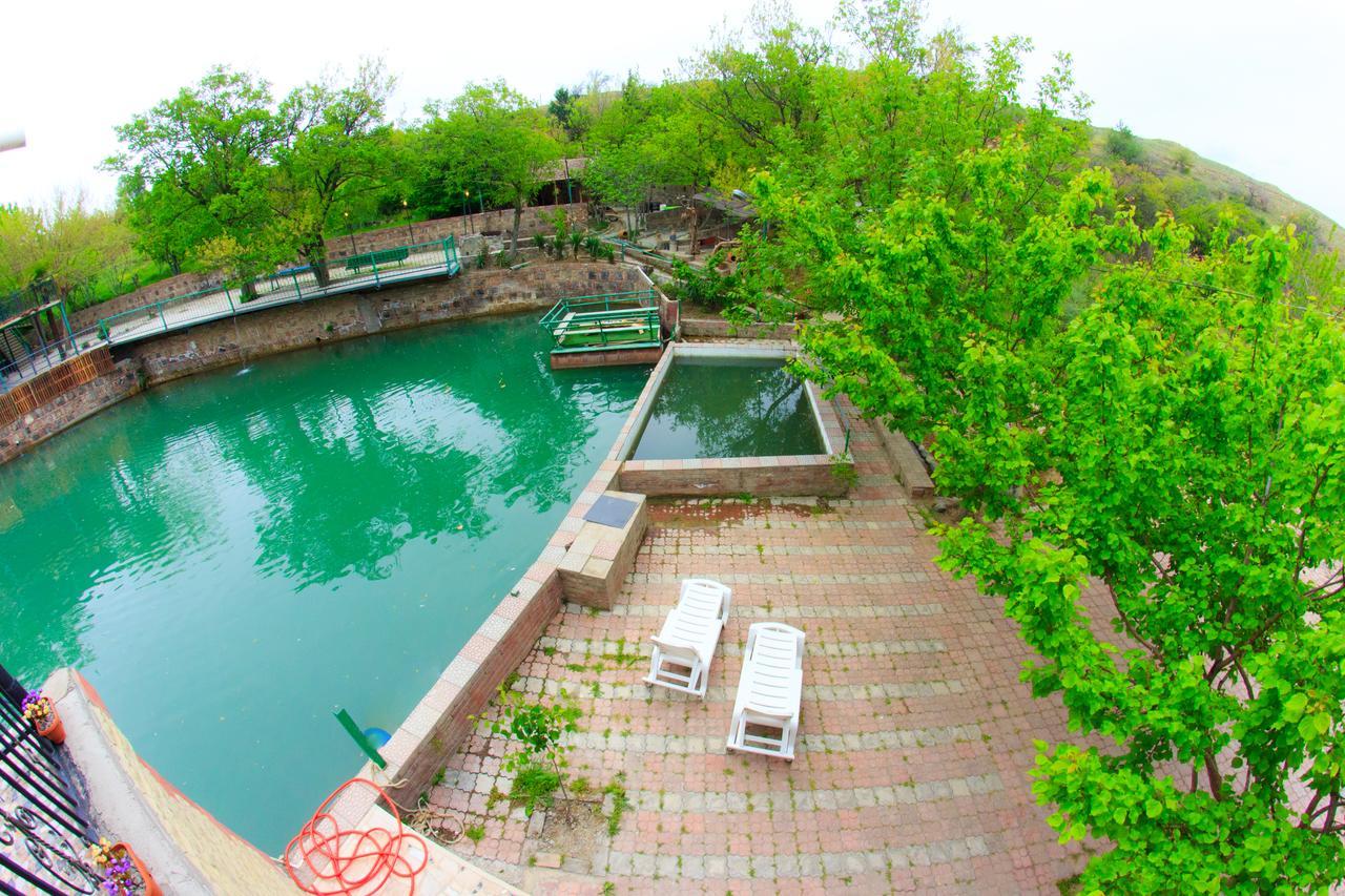 ホテル Amiran'S Lake ティビリシ エクステリア 写真
