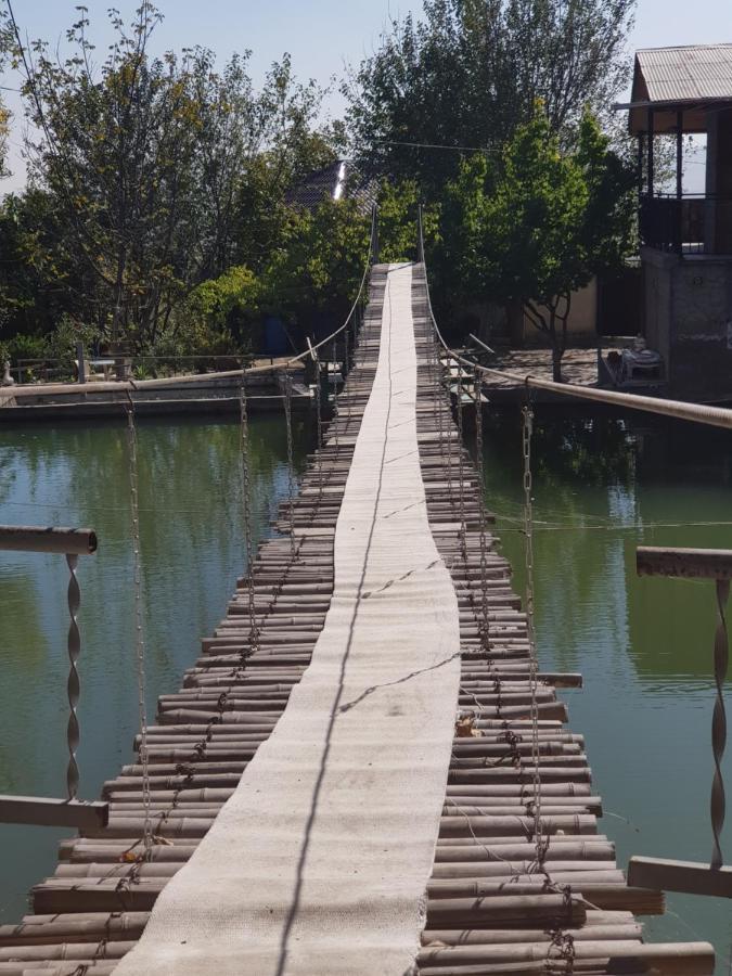 ホテル Amiran'S Lake ティビリシ エクステリア 写真