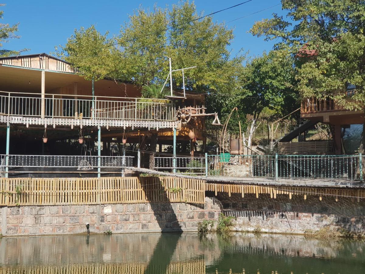 ホテル Amiran'S Lake ティビリシ エクステリア 写真