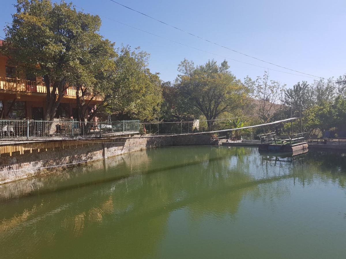 ホテル Amiran'S Lake ティビリシ エクステリア 写真